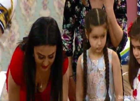 Efirdə azərbaycanlı xanım aparıcının sinəsi göründü: pis vəziyyətdə qaldı - FOTO Efirdə azərbaycanlı xanım aparıcının sinəsi göründü: pis vəziyyətdə qaldı - FOTO