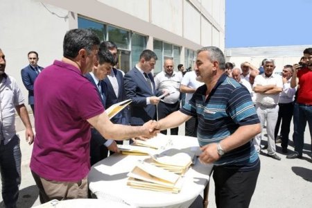 Nazirlik bu şəxslərə avtomobil verdi- Foto Nazirlik bu şəxslərə avtomobil verdi- Foto