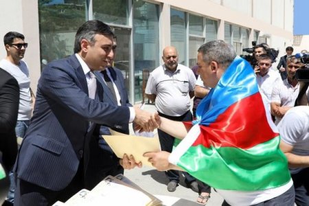 Nazirlik bu şəxslərə avtomobil verdi- Foto Nazirlik bu şəxslərə avtomobil verdi- Foto